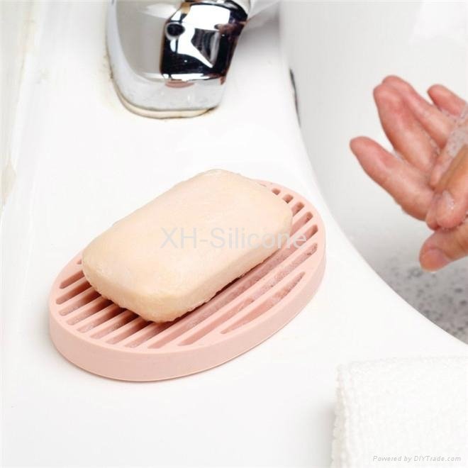 Silicone soap dish with strong drainage function