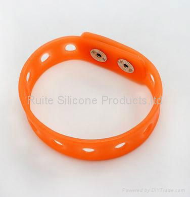 Silicone Bracelet with decoration holes for children 4