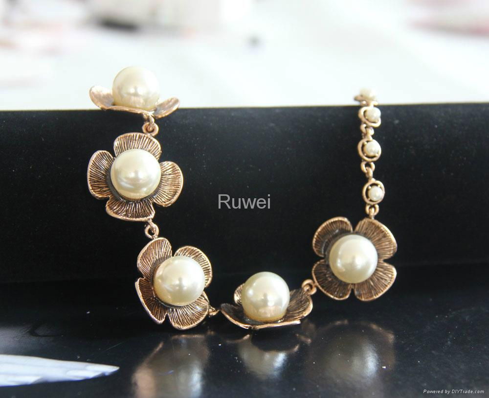 flower pearl necklace