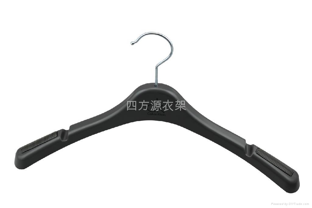 women's plastic fashion hanger with notches and anti slips