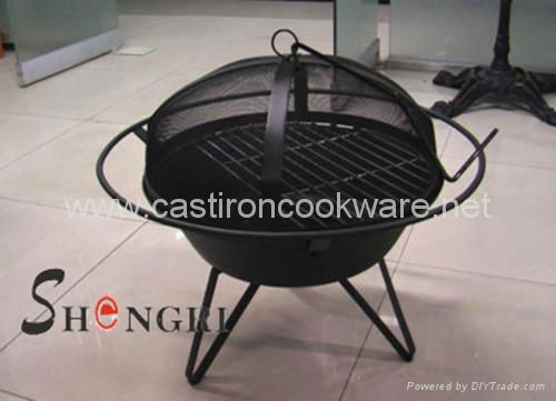 Barbecue grill with spark cover 