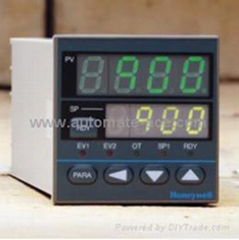 UDC 900 Temperature controller