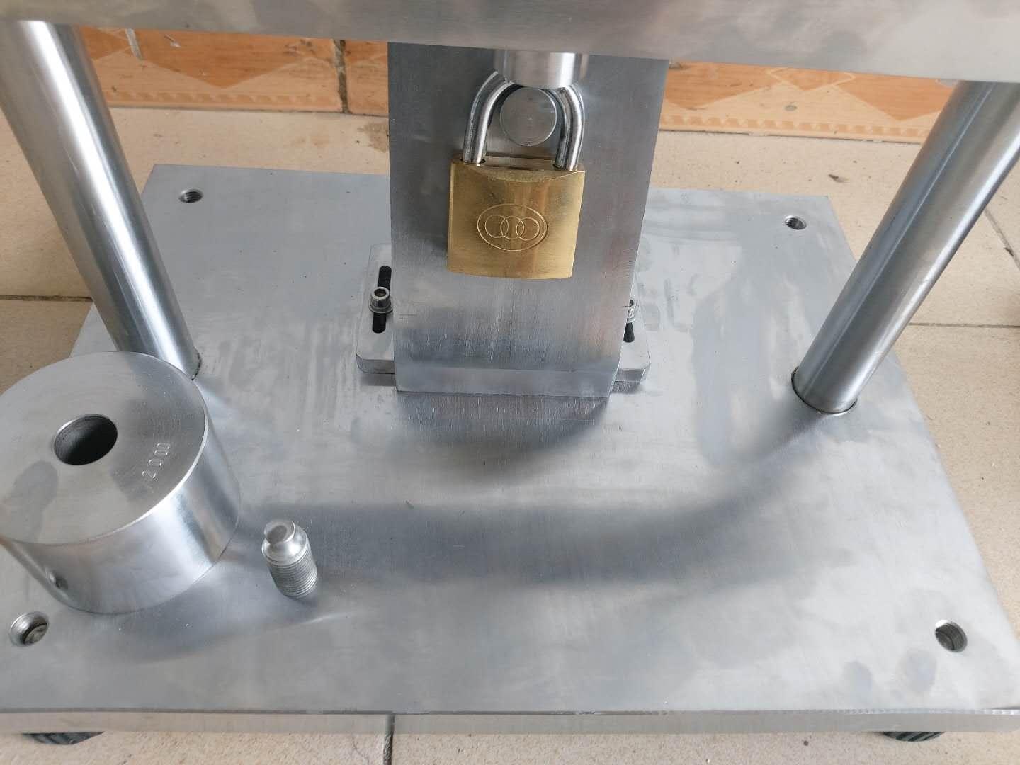 Torsion test of copper lock cylinder key of padlock cylinder testing machine 