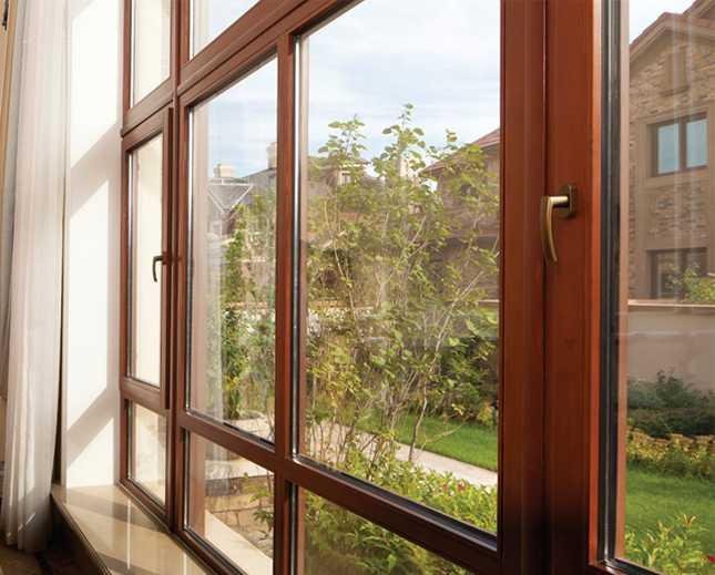 铝包木窗其主要结构是木材，有牌面，颜值高，适合各种不同装修风格。且木头是热的不良导体，热传导系数远小于铝合金等材料，所以铝包木窗的保温隔热极佳，外侧铝型材则保证了窗户的耐候性，为木窗免去易腐之苦。