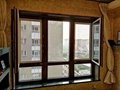 鋁包木門窗是實木與鋁合金用尼龍扣結合而成，實木多，鋁合金少，其隔熱、隔音性能主要是由實木實現的。“鋁包木門窗”通過自身導熱係數低，在搭配中空玻璃的使用，實現隔音、隔熱性能。