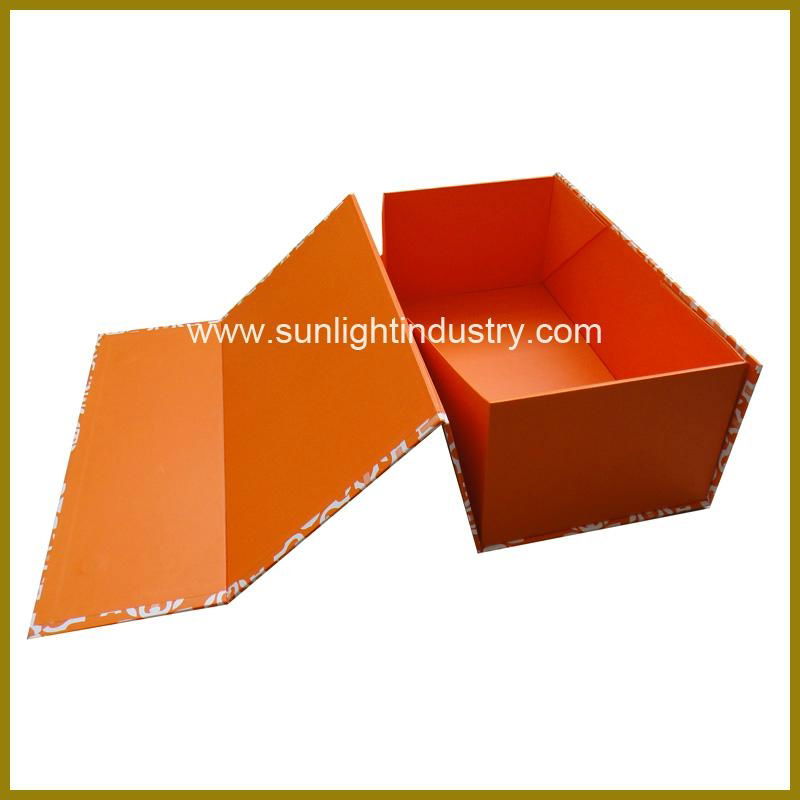 folding paper box with magnet closure 2