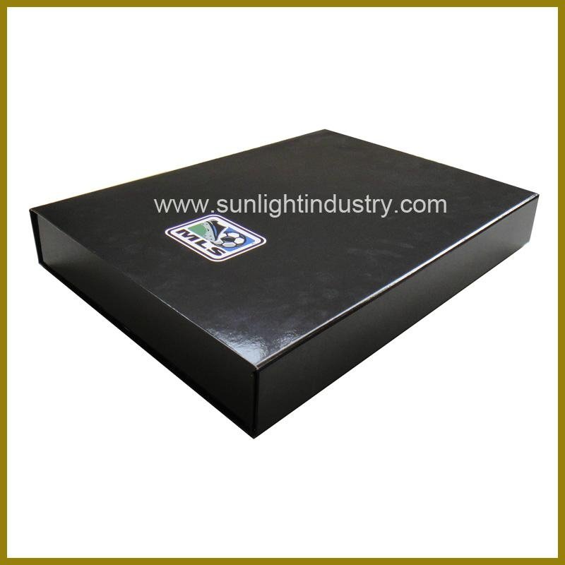 folding paper box with magnet closure 3
