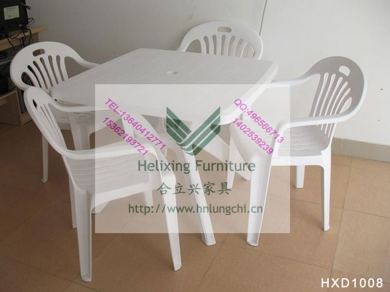 PLASTIC SQUARE TABLE AND CHAIRS