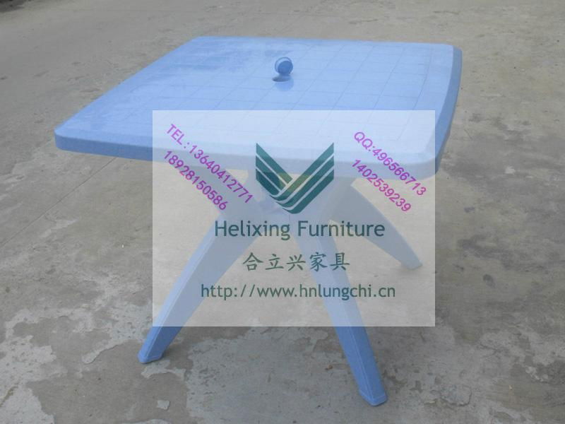 PLASTIC SQUARE TABLE AND CHAIRS 2