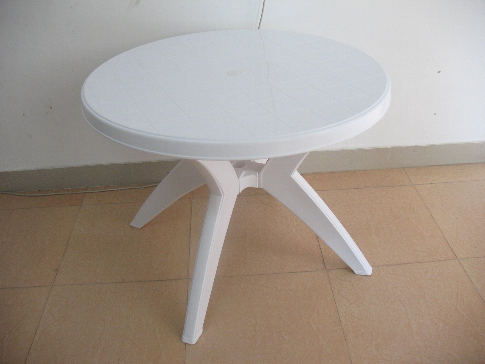 Plastic table and chairs HXD1001 3