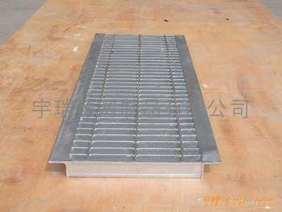 Ditch cover plate covers the water fine-toothed comb