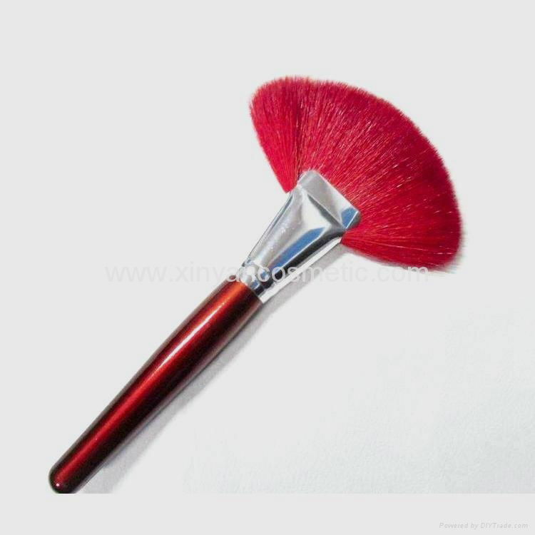  Manufactury Supply professional fan shaped makeup brush Can OEM/ODM 2