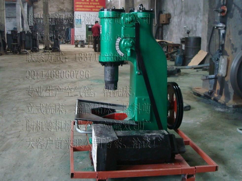 Pneumatic forging hammer 