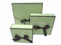 Hinge box w/ribbon & magnetic closure