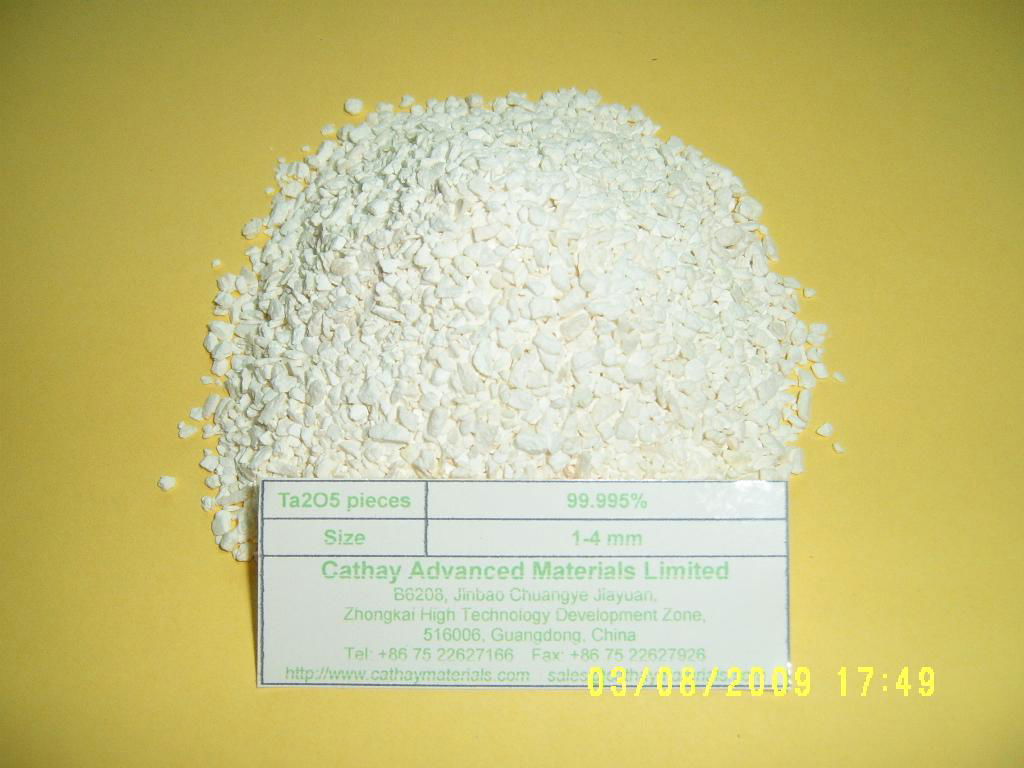 White Ta2O5 granules