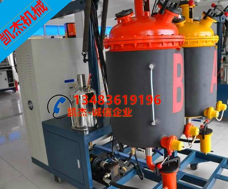 聚氨酯仿木發泡機 4