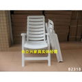 白色塑料折叠椅