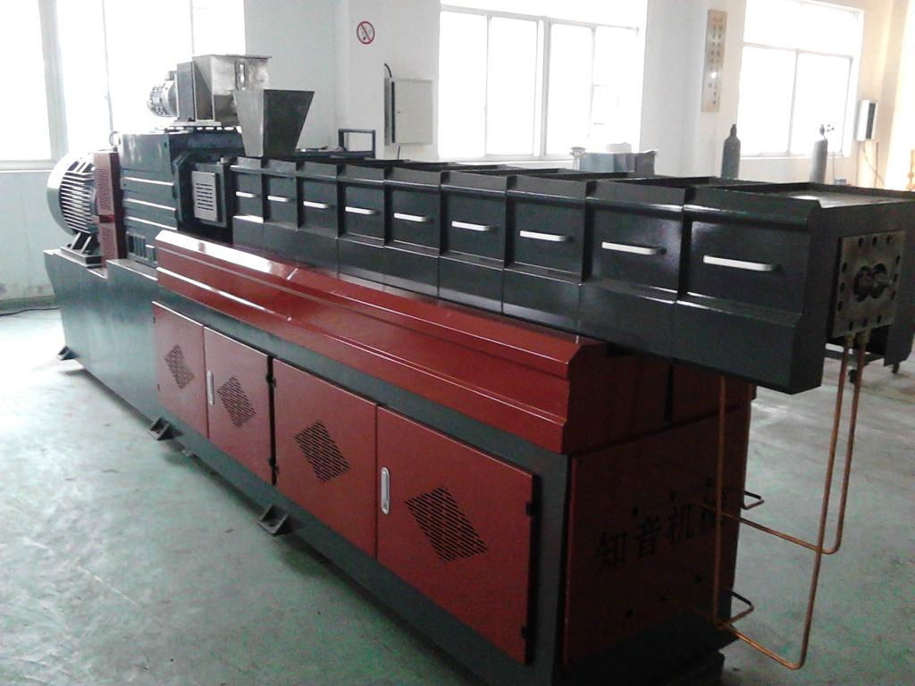 The parallel double screw extruder