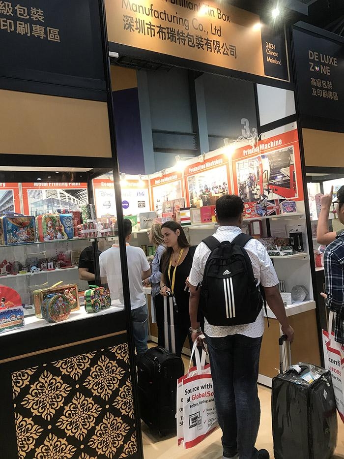 Visitors and customers are communicating with our sales representatives- Brilliant Tin Box Manufacturing Co.,Ltd 