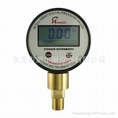 Internal source digital display pressure gauge