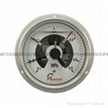Pressure gauge with electrical connection 4