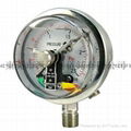 Pressure gauge with electrical connection