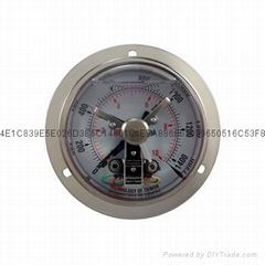 Pressure gauge with electrical connection