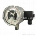 Pressure gauge with electrical connection