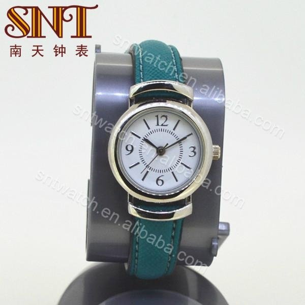 Nice quartz watch with leather strap for lady