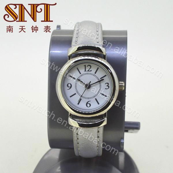 Nice quartz watch with leather strap for lady 3