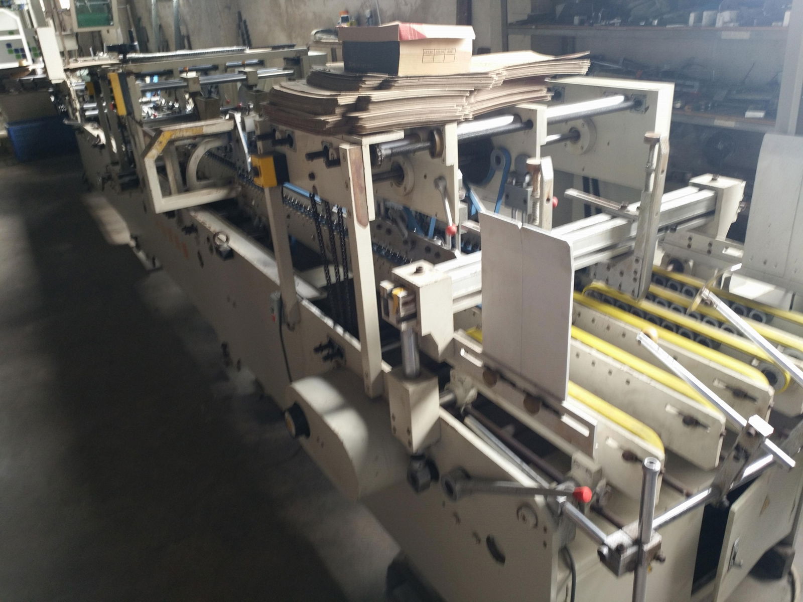 Fully automatic color box bonding machine 4