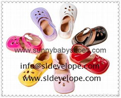 Girl Patent Petal Squeaky Sandals