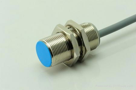 Long sensing distance proximity sensor