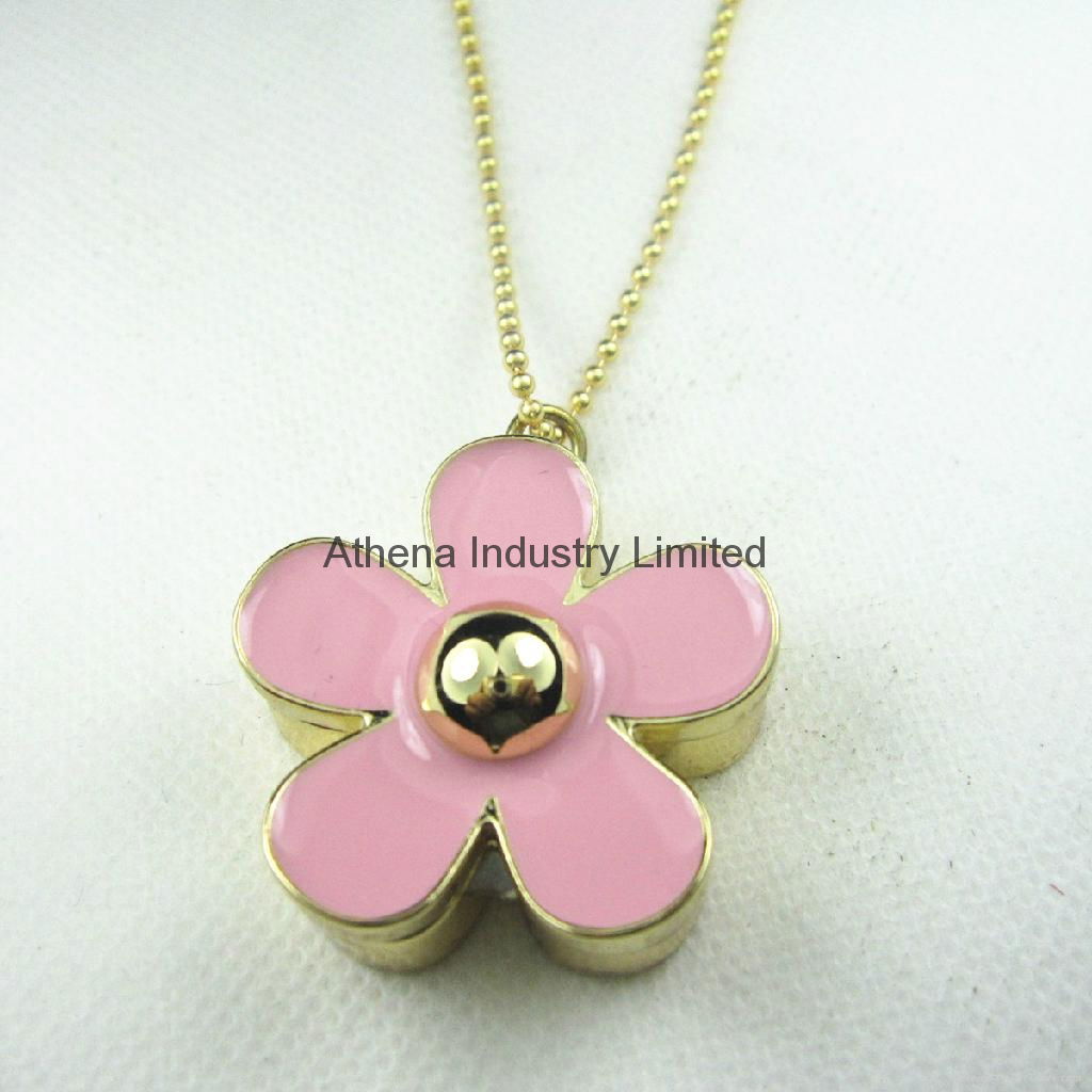 Novelty fashion Daisy flower solid perfume container/necklace