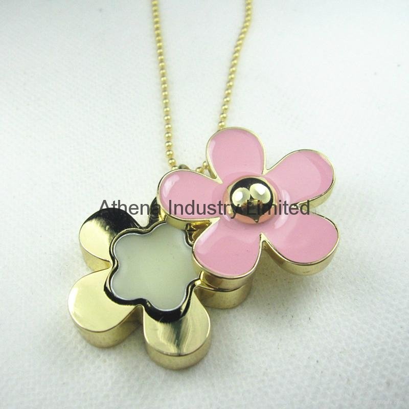 Novelty fashion Daisy flower solid perfume container/necklace 2