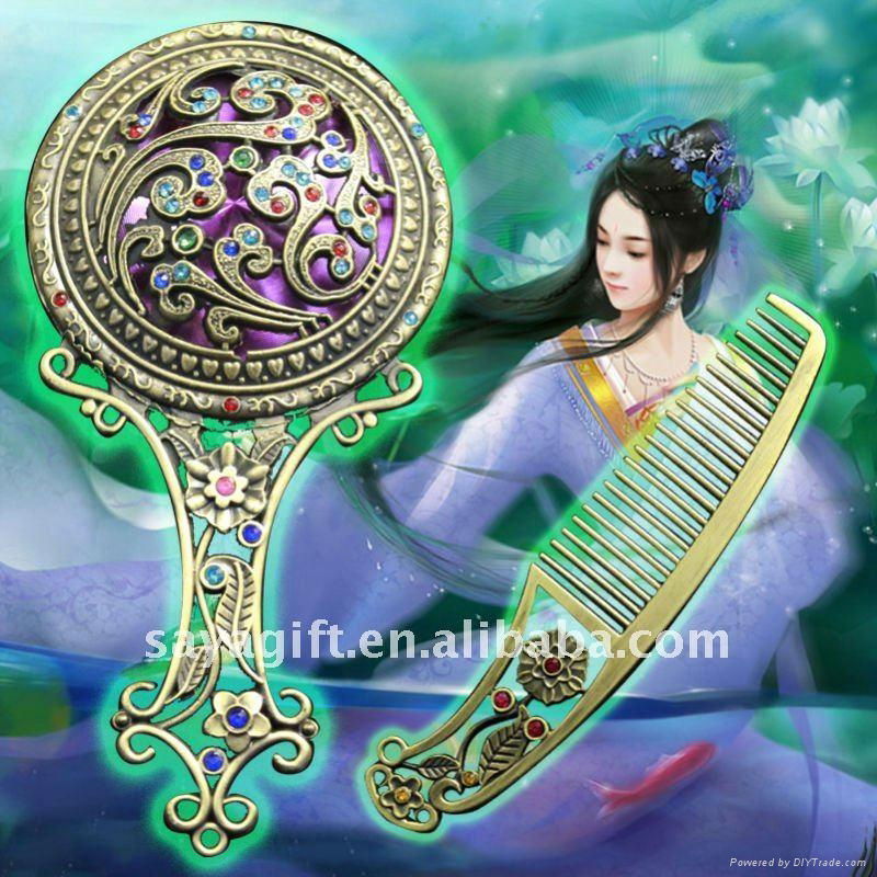 Hand Mirror with comb