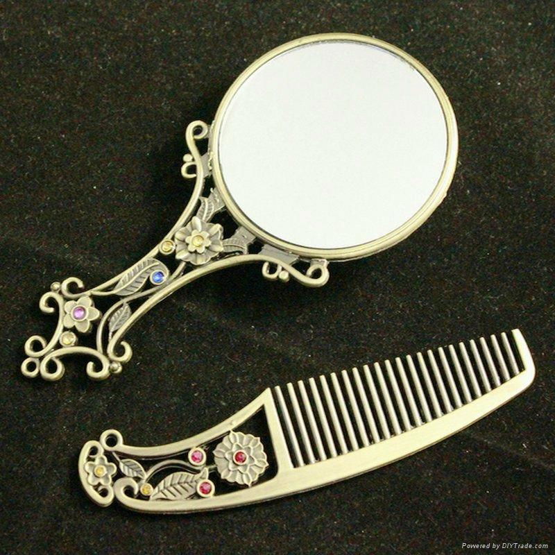 Hand Mirror with comb 2