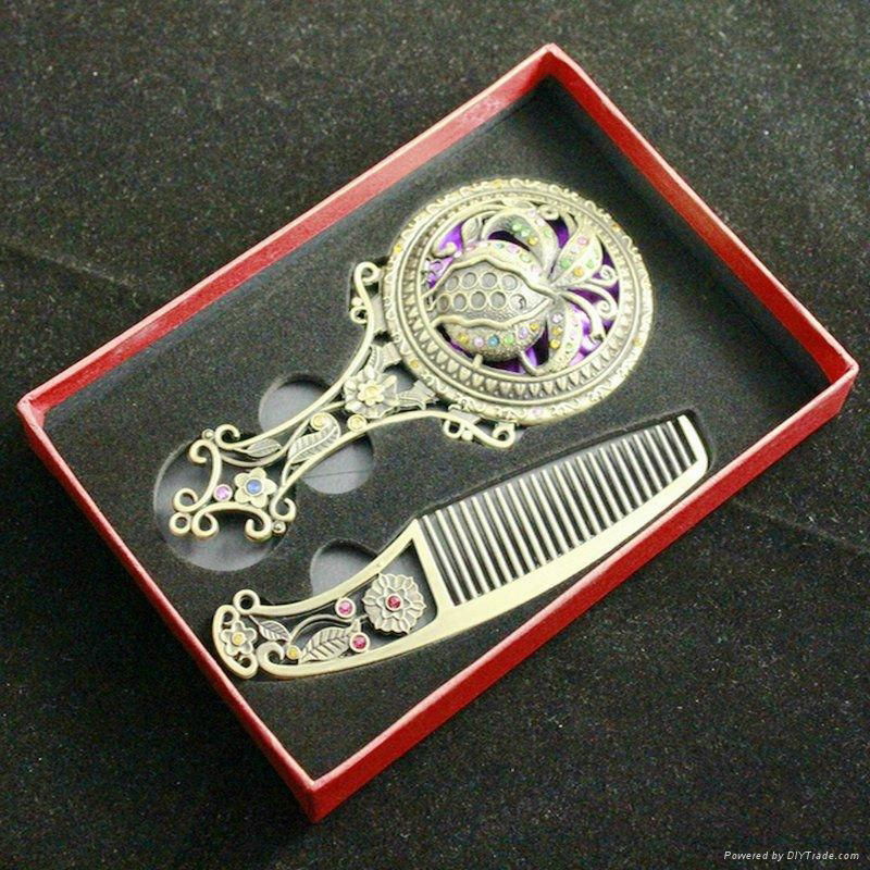 Hand Mirror with comb 3