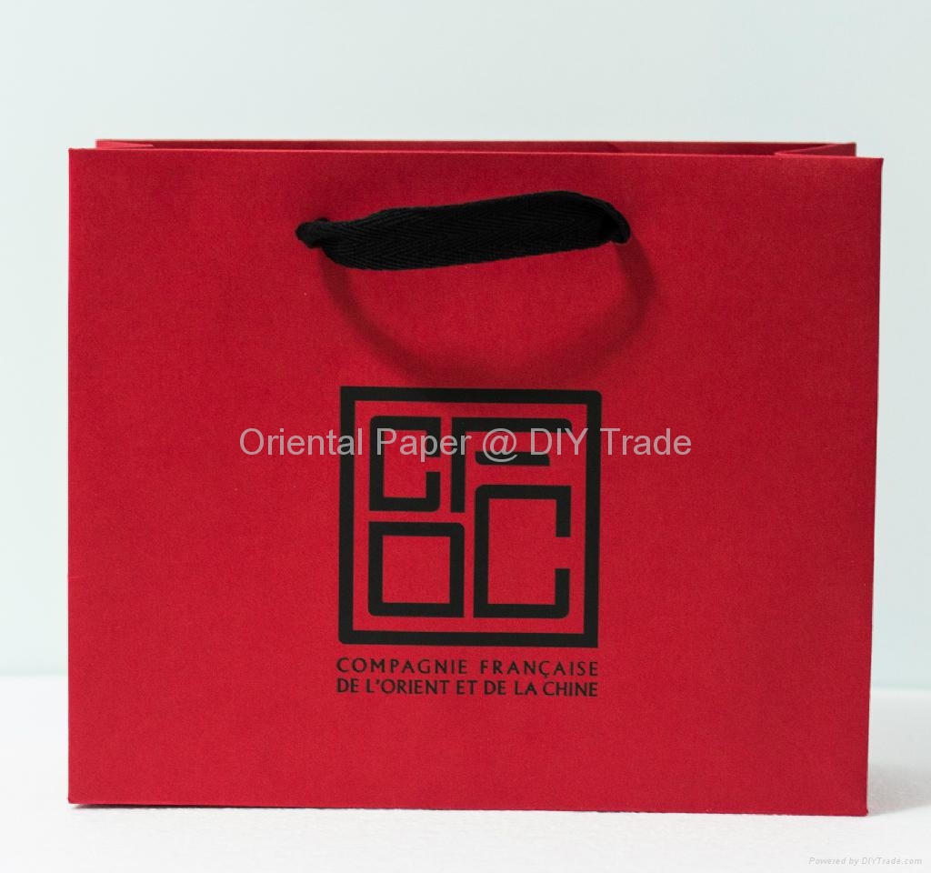2016 Paper Bag with Hot Foil Stamping & Embossing Customized Good