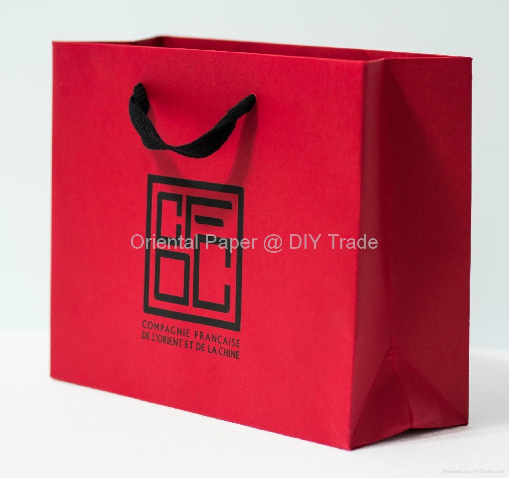 2016 Paper Bag with Hot Foil Stamping & Embossing Customized Good