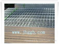 Platform for steel grid plate