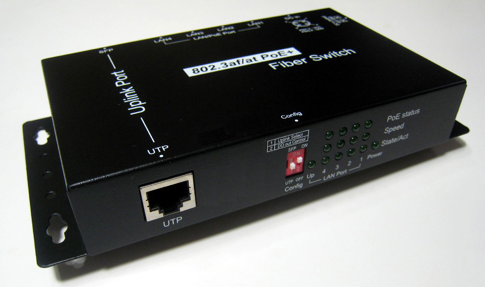 四埠IEEE802.3af/at + 1Combo(网路+光纤)乙太网路PoE光纤交换器