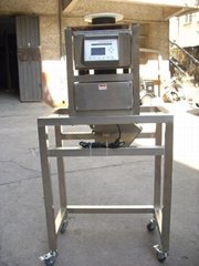 Free fall metal detector for powder or granule products