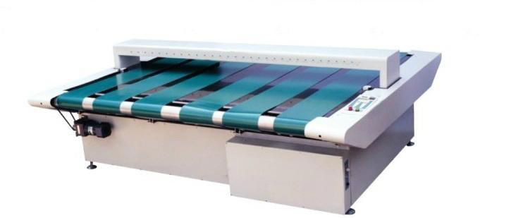 Conveyor metal detector for textile