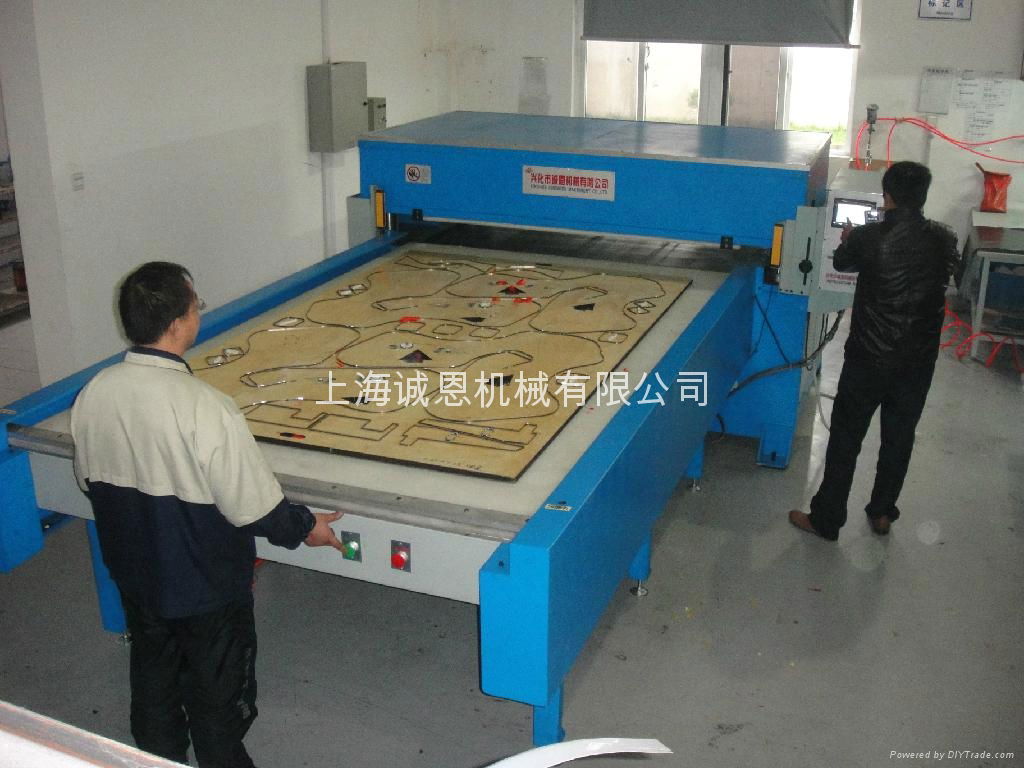 Automatic graded in a material precise four-column cutting machine 3