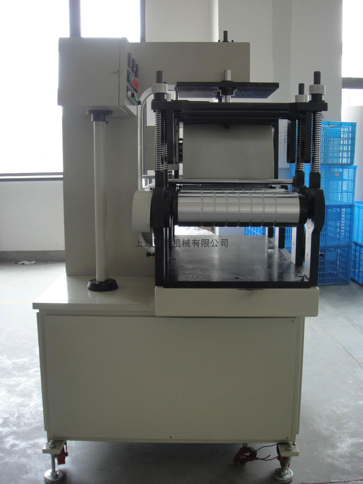 Waterproof zipper tape glue machine