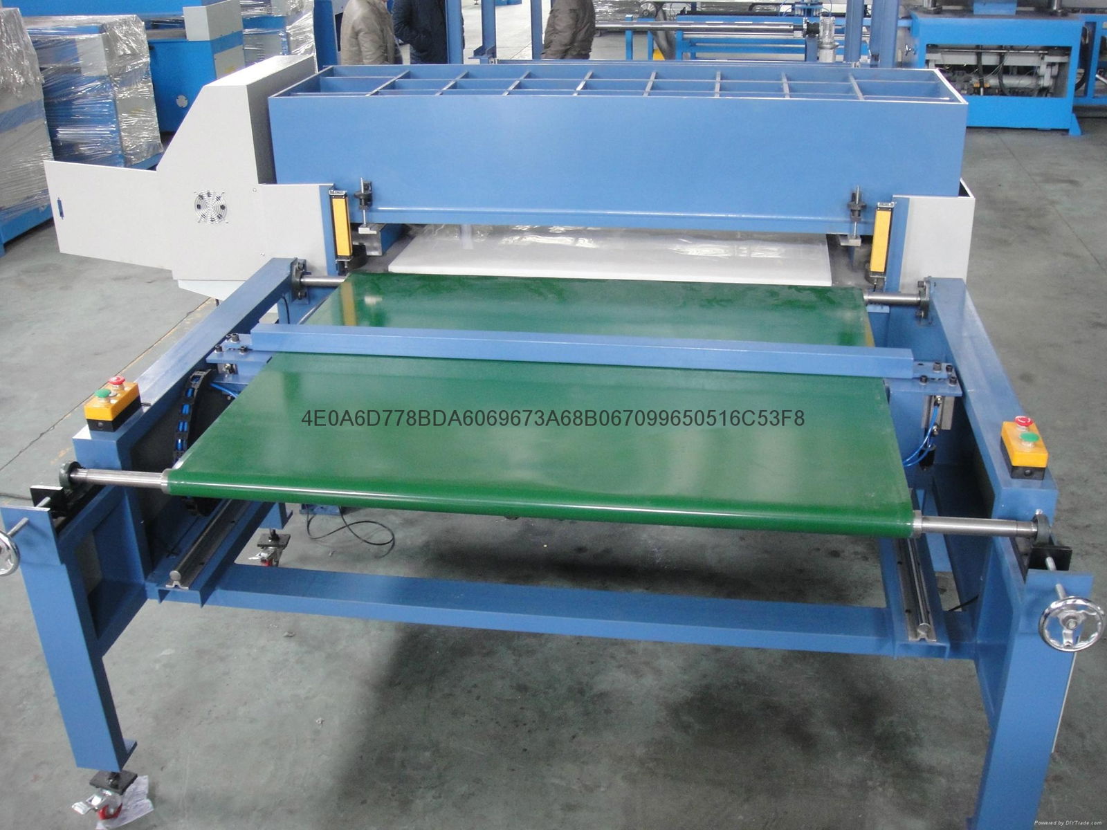 Automobile sunshading board automatic cutting machine 3