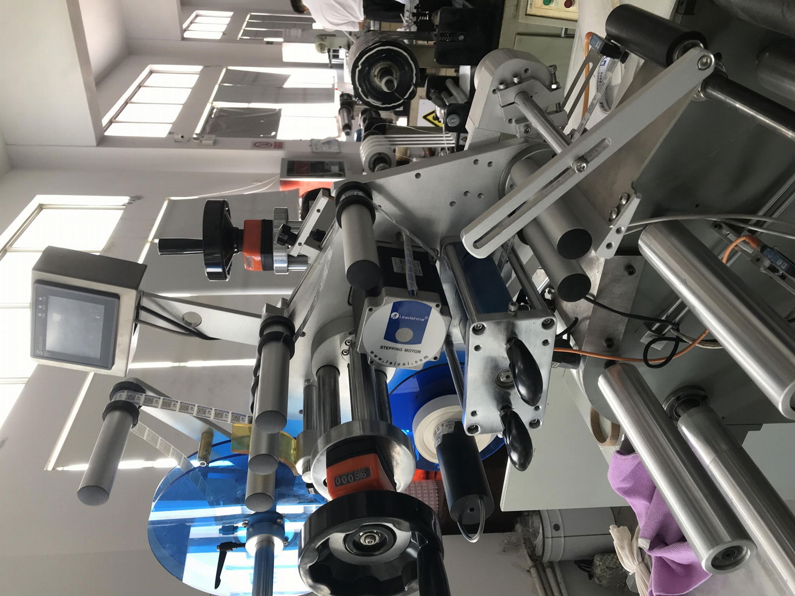 Fully automatic labeling machine 3