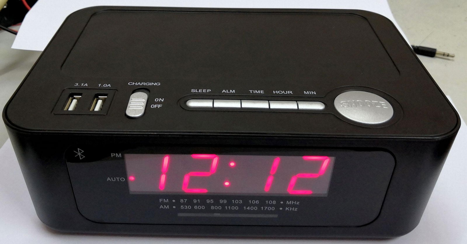 ALARM CLOCK RADIO WITH WIRELESS CHARGE