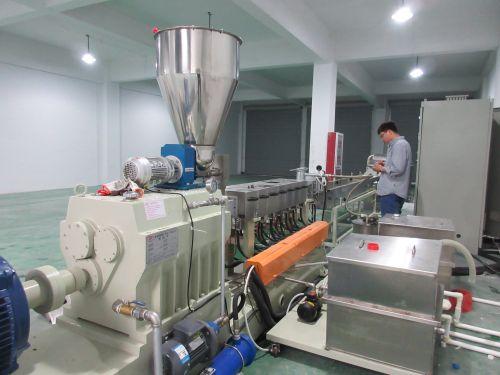 Twin-screw granulator 3